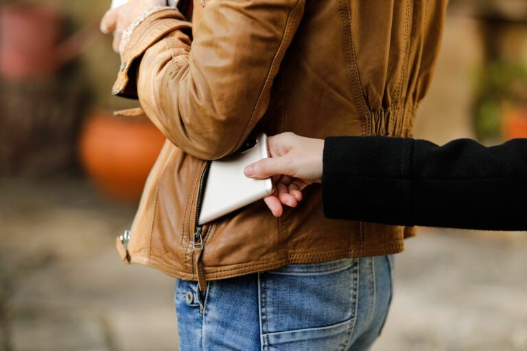 pickpocket,thief,is,stealing,smartphone,outdoors